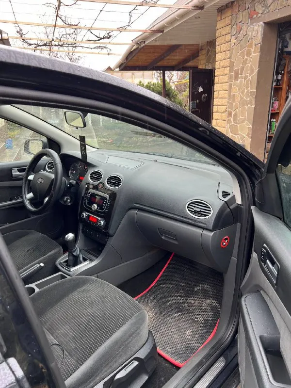 Продам ford focus 2 ghia год: 2007 пробег: 247 родной двигатель 1.8 бенз 125лс нареканий нет едет классно, масло не ест, ходовая часть недавно обслужена, без вложений, кузов в очень достойном состоянии без гнили и коррозии, днище все целое! в дтп не был все крепления везде завод! полная комплектация ghia с двух-зонным климатом подогревами сидений, лобового, зеркал, стабилизация, дисковые тормоза вкруг, стеклоподьемники вкруг, подрулевое управление музыкой, эл. фары, птф, бортовик, стекло лобовое без трещин стоит заводское с обогревом! автомобиль уже на летней резине почти новой! на данный момент вложений не требует. документы чистые, птс оригинал! тех осмотр есть. торг есть цена: 545000р 📍мариуполь 📞+79496463727 - фотография - 8