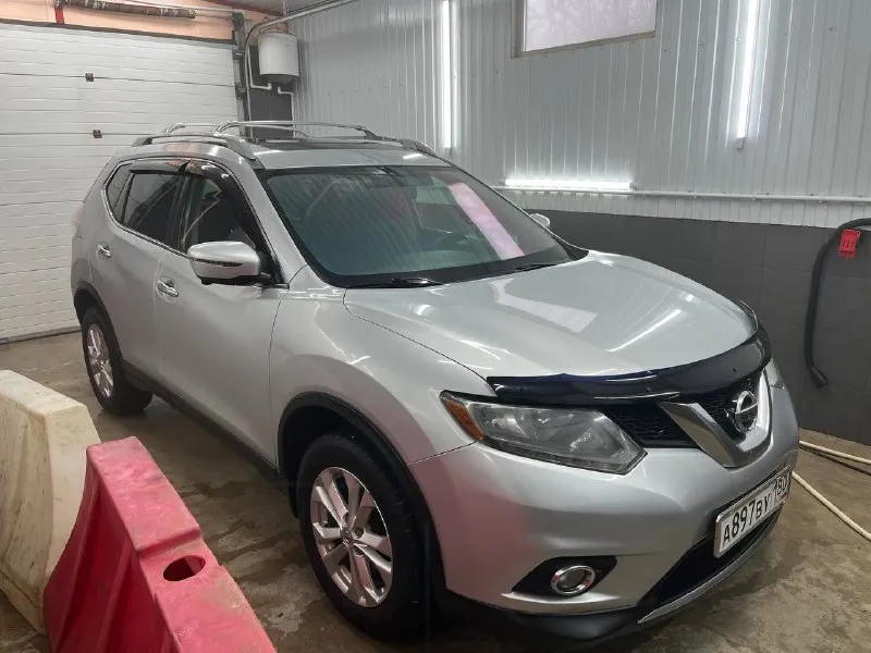 Продаю свой автомобиль, nissan rogue 2016 год,2,5 cvt 171 л. с, пробег 180300,вариатор, сильная комплектация:бесключевой запуск, панорамная крыша, 4 камеры 360 обзор, датчик слепых зон, электропривод багажника, датчики давления шин, полный привод и тд. не прокуренный салон, гаражное хранение, лобовое в атермальной пленке люмар (допускается гаи), два ключа, газ ланди рензо (вписан в техпаспорт), на все вопросы отвечу по телефону. г.мариуполь +79497398234 цена:1.900.000₽ - фотография - 2