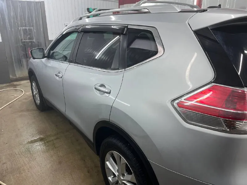 Продаю свой автомобиль, nissan rogue 2016 год,2,5 cvt 171 л. с, пробег 180300,вариатор, сильная комплектация:бесключевой запуск, панорамная крыша, 4 камеры 360 обзор, датчик слепых зон, электропривод багажника, датчики давления шин, полный привод и тд. не прокуренный салон, гаражное хранение, лобовое в атермальной пленке люмар (допускается гаи), два ключа, газ ланди рензо (вписан в техпаспорт), на все вопросы отвечу по телефону. г.мариуполь +79497398234 цена:1.900.000₽ - фотография - 4