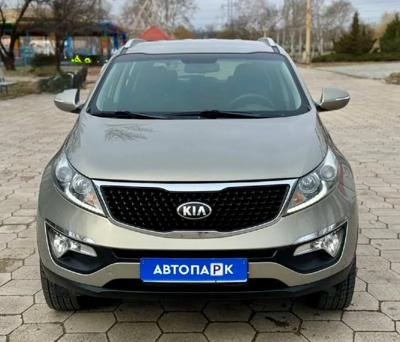 ⚪️ Kia sportage restyling awd

💰Цена: 1 300 000р
🏢Город: мариуполь
📅Год выпуска: 2014
🧾Пробег: 174 848км.
⚙️Двигатель: 2.0
⛽Топливо: бензин
⚙️Кпп: механика 6-ст

📞 Телефон:

+7-949-727-41-51
+7-989-263-55-56
+7-949-551-91-52

💾 Описание:

Sport. .. Езусловный лидер среди паркетников на российском рынке. Бензиновый двигатель g4kd объёмом 2.0 литра в паре с классической шестиступенчатой механикой и полноприводной компоновкой не имеет заводских недостатков, надежный, неприхотливый и дешевый в обслуживании как и весь автомобиль.

✅ Рестайлинг

✅ Один владелец, птс оригинал

✅ Техническая часть на 5+

✅ Южная эксплуатация

Двигатель работает ровно без расхода масла, мкпп и полный привод без нареканий, ходовая сбитая.

Богатая комплектация:

❄️/🔥 Двухзонный климат контроль, подогрев всех сидений, кожаный мульти-руль с подогревом, полный электропакет, птф, abs, airbag, гур, круиз контроль, android магнитола с камерой заднего вида, оригинальные литые диски на новой зимней - фотография - 2