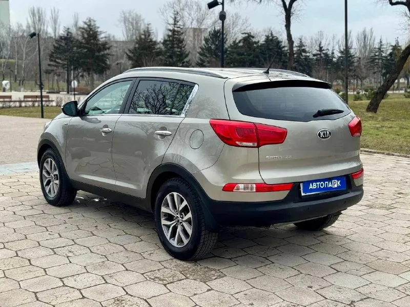 ⚪️ Kia sportage restyling awd

💰Цена: 1 300 000р
🏢Город: мариуполь
📅Год выпуска: 2014
🧾Пробег: 174 848км.
⚙️Двигатель: 2.0
⛽Топливо: бензин
⚙️Кпп: механика 6-ст

📞 Телефон:

+7-949-727-41-51
+7-989-263-55-56
+7-949-551-91-52

💾 Описание:

Sport. .. Езусловный лидер среди паркетников на российском рынке. Бензиновый двигатель g4kd объёмом 2.0 литра в паре с классической шестиступенчатой механикой и полноприводной компоновкой не имеет заводских недостатков, надежный, неприхотливый и дешевый в обслуживании как и весь автомобиль.

✅ Рестайлинг

✅ Один владелец, птс оригинал

✅ Техническая часть на 5+

✅ Южная эксплуатация

Двигатель работает ровно без расхода масла, мкпп и полный привод без нареканий, ходовая сбитая.

Богатая комплектация:

❄️/🔥 Двухзонный климат контроль, подогрев всех сидений, кожаный мульти-руль с подогревом, полный электропакет, птф, abs, airbag, гур, круиз контроль, android магнитола с камерой заднего вида, оригинальные литые диски на новой зимней - фотография - 4