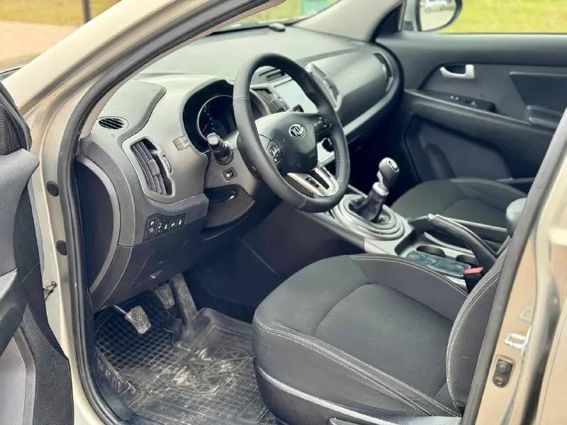 ⚪️ Kia sportage restyling awd

💰Цена: 1 300 000р
🏢Город: мариуполь
📅Год выпуска: 2014
🧾Пробег: 174 848км.
⚙️Двигатель: 2.0
⛽Топливо: бензин
⚙️Кпп: механика 6-ст

📞 Телефон:

+7-949-727-41-51
+7-989-263-55-56
+7-949-551-91-52

💾 Описание:

Sport. .. Езусловный лидер среди паркетников на российском рынке. Бензиновый двигатель g4kd объёмом 2.0 литра в паре с классической шестиступенчатой механикой и полноприводной компоновкой не имеет заводских недостатков, надежный, неприхотливый и дешевый в обслуживании как и весь автомобиль.

✅ Рестайлинг

✅ Один владелец, птс оригинал

✅ Техническая часть на 5+

✅ Южная эксплуатация

Двигатель работает ровно без расхода масла, мкпп и полный привод без нареканий, ходовая сбитая.

Богатая комплектация:

❄️/🔥 Двухзонный климат контроль, подогрев всех сидений, кожаный мульти-руль с подогревом, полный электропакет, птф, abs, airbag, гур, круиз контроль, android магнитола с камерой заднего вида, оригинальные литые диски на новой зимней - фотография - 9