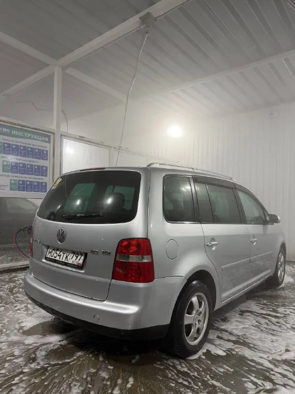 Продам обмен volkswagen touran 2004 год 7 местный 2 литра турбо на автомате подогрева зеркал подогрев сидения кожаный салон круизконтроль машина сел поехал цена данного авто 430 тыс рублей торг +79494452420 📲 tg: @davidydhdbd 📞 звоните: +7(949)4452420 - фотография - 1