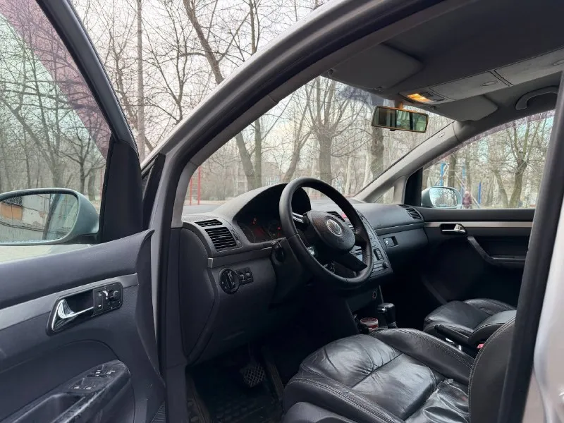 Продам обмен volkswagen touran 2004 год 7 местный 2 литра турбо на автомате подогрева зеркал подогрев сидения кожаный салон круизконтроль машина сел поехал цена данного авто 430 тыс рублей торг +79494452420 📲 tg: @davidydhdbd 📞 звоните: +7(949)4452420 - фотография - 6