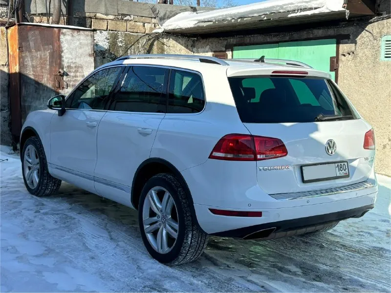 Продам volkswagen touareg 2 nf 3.0 2012 г. в (декабрь)245л. с (до налог) пробег 203 500км акпп 8 ступенчатая аisin цена‼️ 2 150 000₽‼️торг автомобиль был пригнан с германии, и все время находился в донецкой области обычная подвеска на пружинах(никакой пневмо-подвески), хорошая комплектация, кожаный салон, эл сидения с памятью, и подогревами, штатная навигация, круиз контроль, полный привод с множеством регулировок, ,эл зеркала, эл. ст подьемники, датчик света, датчик дождя адаптивный свет и многое др. , в автомобиле работает все в штатном режиме, делать ничего не нужно,2комплекта колес, диски r20 от r line оригинал юридически автомобиль чистый, я собственник, свежий техосмотр г. макеевка +7949 048 76 85 tg +7949 515 43 55 📞 звоните: +7(949)0487685 - фотография - 3