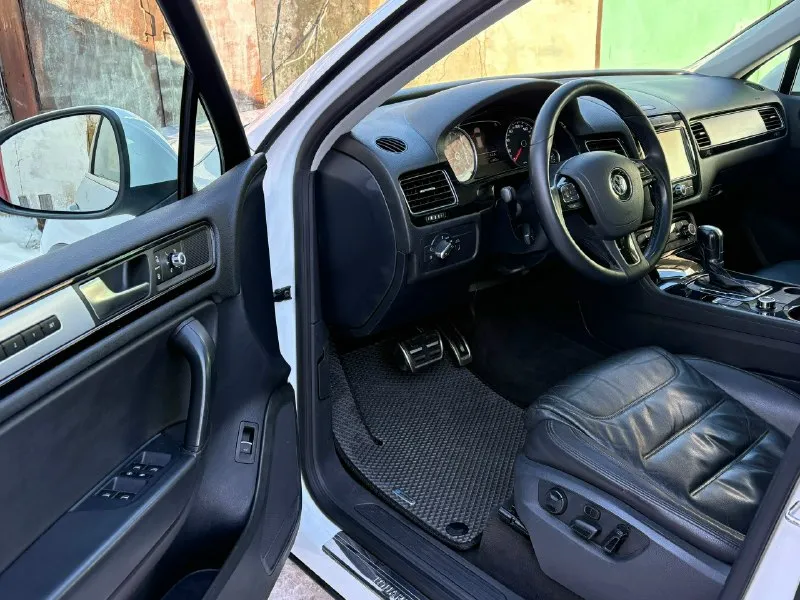 Продам volkswagen touareg 2 nf 3.0 2012 г. в (декабрь)245л. с (до налог) пробег 203 500км акпп 8 ступенчатая аisin цена‼️ 2 150 000₽‼️торг автомобиль был пригнан с германии, и все время находился в донецкой области обычная подвеска на пружинах(никакой пневмо-подвески), хорошая комплектация, кожаный салон, эл сидения с памятью, и подогревами, штатная навигация, круиз контроль, полный привод с множеством регулировок, ,эл зеркала, эл. ст подьемники, датчик света, датчик дождя адаптивный свет и многое др. , в автомобиле работает все в штатном режиме, делать ничего не нужно,2комплекта колес, диски r20 от r line оригинал юридически автомобиль чистый, я собственник, свежий техосмотр г. макеевка +7949 048 76 85 tg +7949 515 43 55 📞 звоните: +7(949)0487685 - фотография - 5