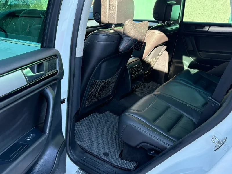 Продам volkswagen touareg 2 nf 3.0 2012 г. в (декабрь)245л. с (до налог) пробег 203 500км акпп 8 ступенчатая аisin цена‼️ 2 150 000₽‼️торг автомобиль был пригнан с германии, и все время находился в донецкой области обычная подвеска на пружинах(никакой пневмо-подвески), хорошая комплектация, кожаный салон, эл сидения с памятью, и подогревами, штатная навигация, круиз контроль, полный привод с множеством регулировок, ,эл зеркала, эл. ст подьемники, датчик света, датчик дождя адаптивный свет и многое др. , в автомобиле работает все в штатном режиме, делать ничего не нужно,2комплекта колес, диски r20 от r line оригинал юридически автомобиль чистый, я собственник, свежий техосмотр г. макеевка +7949 048 76 85 tg +7949 515 43 55 📞 звоните: +7(949)0487685 - фотография - 6