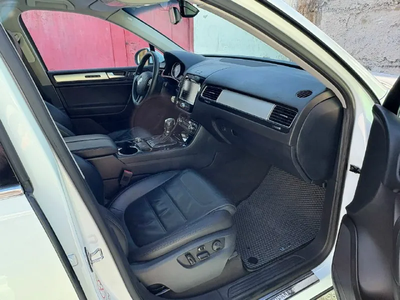 Продам volkswagen touareg 2 nf 3.0 2012 г. в (декабрь)245л. с (до налог) пробег 203 500км акпп 8 ступенчатая аisin цена‼️ 2 150 000₽‼️торг автомобиль был пригнан с германии, и все время находился в донецкой области обычная подвеска на пружинах(никакой пневмо-подвески), хорошая комплектация, кожаный салон, эл сидения с памятью, и подогревами, штатная навигация, круиз контроль, полный привод с множеством регулировок, ,эл зеркала, эл. ст подьемники, датчик света, датчик дождя адаптивный свет и многое др. , в автомобиле работает все в штатном режиме, делать ничего не нужно,2комплекта колес, диски r20 от r line оригинал юридически автомобиль чистый, я собственник, свежий техосмотр г. макеевка +7949 048 76 85 tg +7949 515 43 55 📞 звоните: +7(949)0487685 - фотография - 7