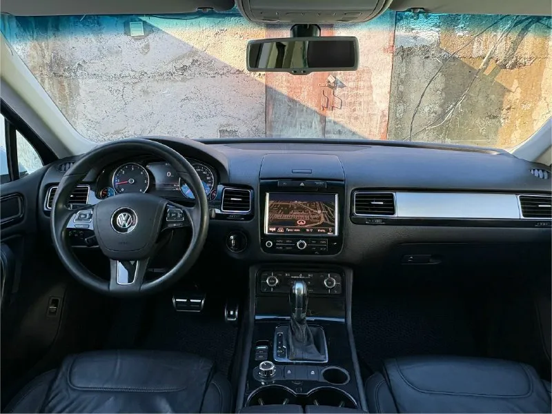 Продам volkswagen touareg 2 nf 3.0 2012 г. в (декабрь)245л. с (до налог) пробег 203 500км акпп 8 ступенчатая аisin цена‼️ 2 150 000₽‼️торг автомобиль был пригнан с германии, и все время находился в донецкой области обычная подвеска на пружинах(никакой пневмо-подвески), хорошая комплектация, кожаный салон, эл сидения с памятью, и подогревами, штатная навигация, круиз контроль, полный привод с множеством регулировок, ,эл зеркала, эл. ст подьемники, датчик света, датчик дождя адаптивный свет и многое др. , в автомобиле работает все в штатном режиме, делать ничего не нужно,2комплекта колес, диски r20 от r line оригинал юридически автомобиль чистый, я собственник, свежий техосмотр г. макеевка +7949 048 76 85 tg +7949 515 43 55 📞 звоните: +7(949)0487685 - фотография - 8