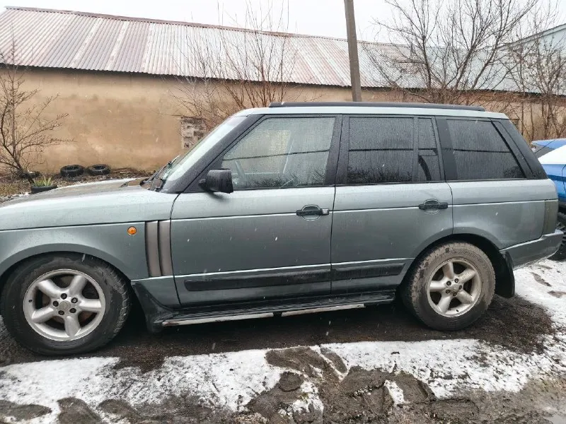 Продам land rover range rover, цена 800 000 рублей с торгом. двигатель v8 4.4 bmw. по машине серьезных неисправностей нет, мотор и выхлоп приятно рычат, машина прёт как надо, очень приятна на ходу, вложений не требует. перерасхода топлива, и масла нет. нигде ничего не течёт, по железу внутри всё хорошо однозначно. кузов в хорошем состоянии, подвеска не гремит не скрипит, работает мягко и исправно проходит неровности. салон кожа, люк-панорама, полный электропакет, кондиционер и уйма всех возможных опций, машина в максимальной комплектации. учёт рф, продажа по дкп через мрео. звоните по номеру +79494654231 - людмила, +79498149267- кирилл. осмотр киевский район, жд. 📞 звоните: +7(949)4654231 - фотография - 3
