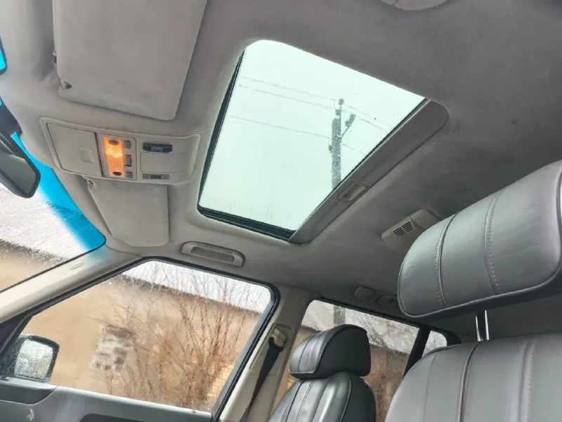 Продам land rover range rover, цена 800 000 рублей с торгом. двигатель v8 4.4 bmw. по машине серьезных неисправностей нет, мотор и выхлоп приятно рычат, машина прёт как надо, очень приятна на ходу, вложений не требует. перерасхода топлива, и масла нет. нигде ничего не течёт, по железу внутри всё хорошо однозначно. кузов в хорошем состоянии, подвеска не гремит не скрипит, работает мягко и исправно проходит неровности. салон кожа, люк-панорама, полный электропакет, кондиционер и уйма всех возможных опций, машина в максимальной комплектации. учёт рф, продажа по дкп через мрео. звоните по номеру +79494654231 - людмила, +79498149267- кирилл. осмотр киевский район, жд. 📞 звоните: +7(949)4654231 - фотография - 4