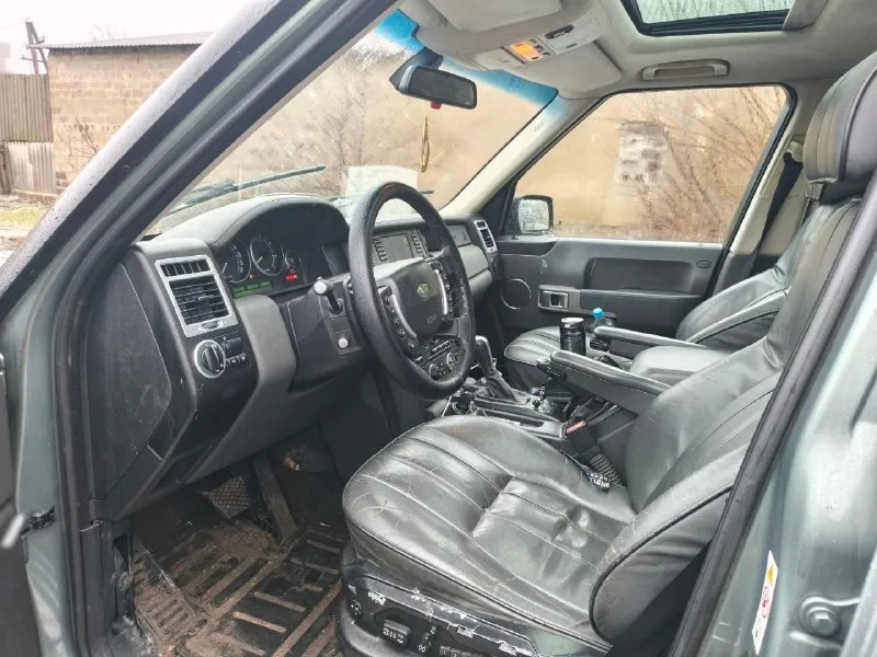 Продам land rover range rover, цена 800 000 рублей с торгом. двигатель v8 4.4 bmw. по машине серьезных неисправностей нет, мотор и выхлоп приятно рычат, машина прёт как надо, очень приятна на ходу, вложений не требует. перерасхода топлива, и масла нет. нигде ничего не течёт, по железу внутри всё хорошо однозначно. кузов в хорошем состоянии, подвеска не гремит не скрипит, работает мягко и исправно проходит неровности. салон кожа, люк-панорама, полный электропакет, кондиционер и уйма всех возможных опций, машина в максимальной комплектации. учёт рф, продажа по дкп через мрео. звоните по номеру +79494654231 - людмила, +79498149267- кирилл. осмотр киевский район, жд. 📞 звоните: +7(949)4654231 - фотография - 5