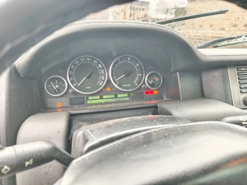 Продам land rover range rover, цена 800 000 рублей с торгом. двигатель v8 4.4 bmw. по машине серьезных неисправностей нет, мотор и выхлоп приятно рычат, машина прёт как надо, очень приятна на ходу, вложений не требует. перерасхода топлива, и масла нет. нигде ничего не течёт, по железу внутри всё хорошо однозначно. кузов в хорошем состоянии, подвеска не гремит не скрипит, работает мягко и исправно проходит неровности. салон кожа, люк-панорама, полный электропакет, кондиционер и уйма всех возможных опций, машина в максимальной комплектации. учёт рф, продажа по дкп через мрео. звоните по номеру +79494654231 - людмила, +79498149267- кирилл. осмотр киевский район, жд. 📞 звоните: +7(949)4654231 - фотография - 6