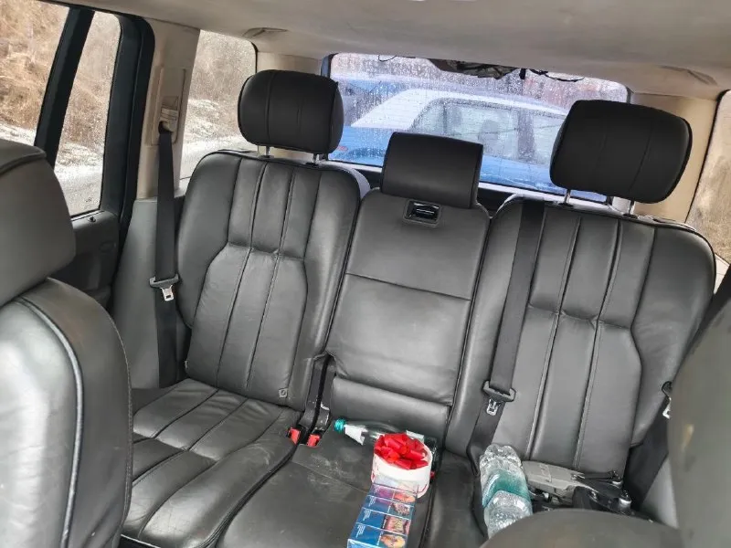 Продам land rover range rover, цена 800 000 рублей с торгом. двигатель v8 4.4 bmw. по машине серьезных неисправностей нет, мотор и выхлоп приятно рычат, машина прёт как надо, очень приятна на ходу, вложений не требует. перерасхода топлива, и масла нет. нигде ничего не течёт, по железу внутри всё хорошо однозначно. кузов в хорошем состоянии, подвеска не гремит не скрипит, работает мягко и исправно проходит неровности. салон кожа, люк-панорама, полный электропакет, кондиционер и уйма всех возможных опций, машина в максимальной комплектации. учёт рф, продажа по дкп через мрео. звоните по номеру +79494654231 - людмила, +79498149267- кирилл. осмотр киевский район, жд. 📞 звоните: +7(949)4654231 - фотография - 7