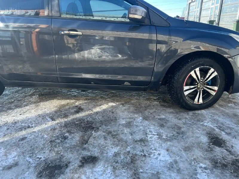 Продам ford фокус 2 рестайлинг. машина в хорошем состоянии, кроме кузова, есть полностью видео всех деталей по кузову, мотор живой, масло не ест, рабочий автомобиль, усиленные пружины, стоит хорошая музыка, автозапуск, быстрым торг цена 375000. пробег 313000. +79495228049 телеграмм или в вк 📞 звоните: +7(949)5228049 - фотография - 9