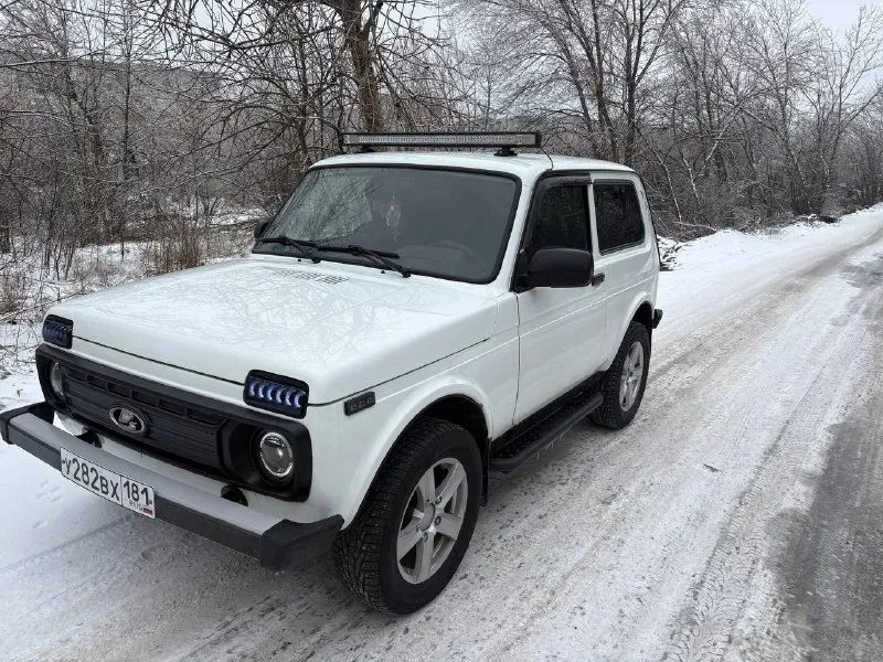 Ваз niva 21214 2019 год 1.7 бензин 84 л. с 8 кл мкпп 97.000 км родной пробег обогрев сидений, электр... - фотография