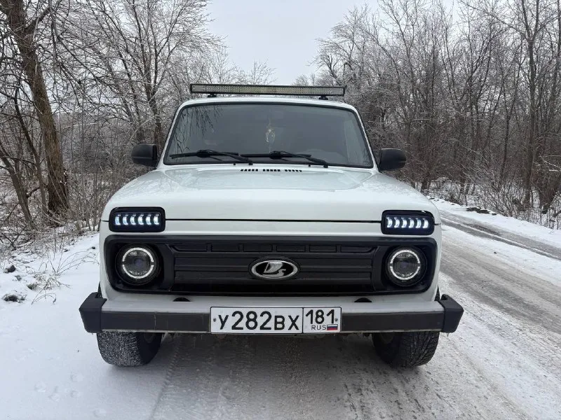 Ваз niva 21214 2019 год 1.7 бензин 84 л. с 8 кл мкпп 97.000 км родной пробег обогрев сидений, электропривод зеркал, подогрев заднего стекла, центральный замок, эсп, из последнего перебрана ходовая, новый радиатор печки, установлен доп свет (балка), стоит неплохая музыка, масло в двигателе менялось 1000 км назад, по мотору без нареканий, немного гудит выжимной подшипник (новый отдам с машиной). автомобиль полностью обслужен и на полном ходу, вся в родном окрасе, небольшой рыжик на левом переднем крыле. все вопросы по телефону цена 750.000 т. р. (торг) +7 (959) 133-08-18 территориально г. ровеньки 📞 звоните: +7(959)1330818 - фотография - 2