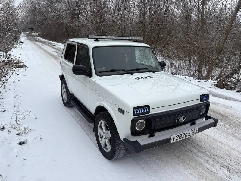 Ваз niva 21214 2019 год 1.7 бензин 84 л. с 8 кл мкпп 97.000 км родной пробег обогрев сидений, электропривод зеркал, подогрев заднего стекла, центральный замок, эсп, из последнего перебрана ходовая, новый радиатор печки, установлен доп свет (балка), стоит неплохая музыка, масло в двигателе менялось 1000 км назад, по мотору без нареканий, немного гудит выжимной подшипник (новый отдам с машиной). автомобиль полностью обслужен и на полном ходу, вся в родном окрасе, небольшой рыжик на левом переднем крыле. все вопросы по телефону цена 750.000 т. р. (торг) +7 (959) 133-08-18 территориально г. ровеньки 📞 звоните: +7(959)1330818 - фотография - 3