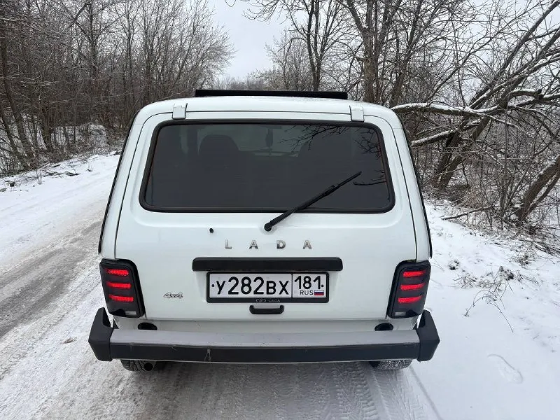 Ваз niva 21214 2019 год 1.7 бензин 84 л. с 8 кл мкпп 97.000 км родной пробег обогрев сидений, электропривод зеркал, подогрев заднего стекла, центральный замок, эсп, из последнего перебрана ходовая, новый радиатор печки, установлен доп свет (балка), стоит неплохая музыка, масло в двигателе менялось 1000 км назад, по мотору без нареканий, немного гудит выжимной подшипник (новый отдам с машиной). автомобиль полностью обслужен и на полном ходу, вся в родном окрасе, небольшой рыжик на левом переднем крыле. все вопросы по телефону цена 750.000 т. р. (торг) +7 (959) 133-08-18 территориально г. ровеньки 📞 звоните: +7(959)1330818 - фотография - 5