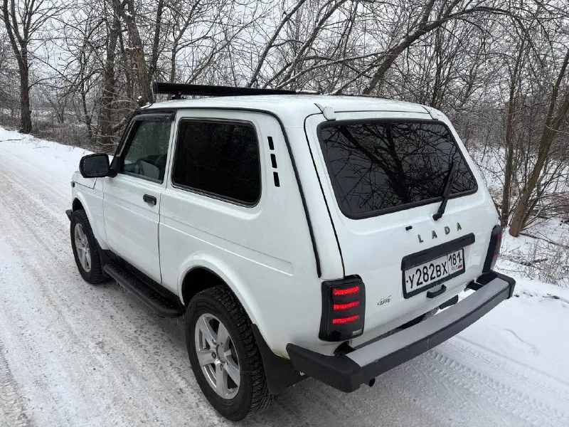 Ваз niva 21214 2019 год 1.7 бензин 84 л. с 8 кл мкпп 97.000 км родной пробег обогрев сидений, электропривод зеркал, подогрев заднего стекла, центральный замок, эсп, из последнего перебрана ходовая, новый радиатор печки, установлен доп свет (балка), стоит неплохая музыка, масло в двигателе менялось 1000 км назад, по мотору без нареканий, немного гудит выжимной подшипник (новый отдам с машиной). автомобиль полностью обслужен и на полном ходу, вся в родном окрасе, небольшой рыжик на левом переднем крыле. все вопросы по телефону цена 750.000 т. р. (торг) +7 (959) 133-08-18 территориально г. ровеньки 📞 звоните: +7(959)1330818 - фотография - 6