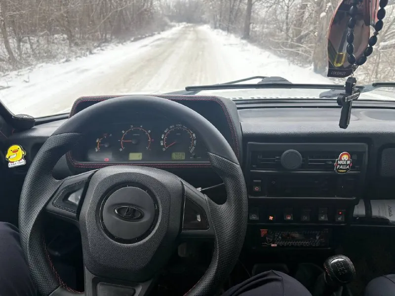 Ваз niva 21214 2019 год 1.7 бензин 84 л. с 8 кл мкпп 97.000 км родной пробег обогрев сидений, электропривод зеркал, подогрев заднего стекла, центральный замок, эсп, из последнего перебрана ходовая, новый радиатор печки, установлен доп свет (балка), стоит неплохая музыка, масло в двигателе менялось 1000 км назад, по мотору без нареканий, немного гудит выжимной подшипник (новый отдам с машиной). автомобиль полностью обслужен и на полном ходу, вся в родном окрасе, небольшой рыжик на левом переднем крыле. все вопросы по телефону цена 750.000 т. р. (торг) +7 (959) 133-08-18 территориально г. ровеньки 📞 звоните: +7(959)1330818 - фотография - 7