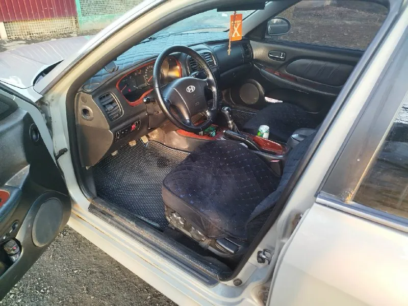 Продам hyundai соната 2008 г. в. двс 2 л. абс. климат. 4 есп. подогрев зеркал, лоб. и заднего стекла. кожаные сиденья с подогревом. камера перед, зад, регистратор. новые динамики. магнитола с интернетом. есть косяки по кузову. 350 торг +79493235450 📞 звоните: +7(949)3235450 - фотография - 3