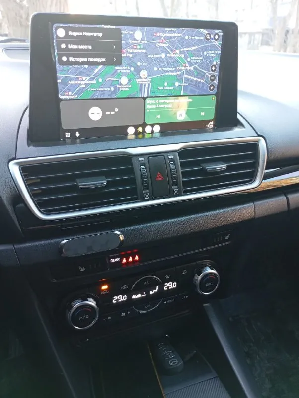 Мазда 3,мотор 1,6, коробка автомат. состояние огонь. климат двух зонный, подогрев сидений, современный планшет с навигацией и камерой заднего вида, музыка хорошая. т.о. пройдено уже на учёте 180.цена1300000,₽ тел +79494793200 - фотография - 9