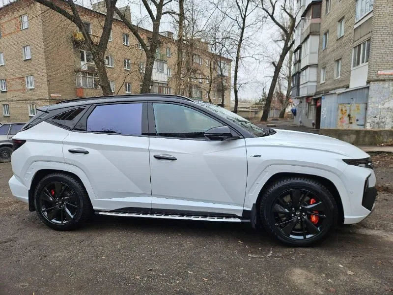 Автор: в продаже 🆘 hyundai tucson n-line цена 3 699 000₽ ✅год выпуска 09/2021 ⚙️двигатель 1.6 гидрид ⚙️коробка автомат 🛞привод передний пригнан из кореи ! продажа от собственника 🤝 переоформление без проблем 🫡 🚀1,6 т / 230 л с ✅пробег 36 500 км полностью обслужена ! в родном окрасе, в идеальном состоянии !!! 👌эксклюзивная комплектация n-linе, спортивный обвес, диски r-19, салон алькантара, панорамная крыша, датчики слепых зон, камера 360, адаптивный круиз контроль, музыкальная акустика bose🎧обдувы и подогревы всех сидений и многое что др. два комплекта резины, мишлен и хенкук! г донецк джамил +79493792969.. !!!наш телеграм канал [ бесплатное размещение за репост!!! правила сообщества [ мы в мах [ [ 📞 звоните: +7(949)3792969 - фотография - 4