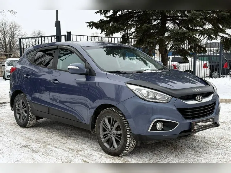 Продам hyundai ix35 (tucson) 2014г. двигатель 2l бензин (150л. с.) полный привод 4х4. коробка автомат isin 6. 1 владелец. зелёная автотека. ☎ +7949-634-22-65 автомобиль в отличном состоянии! кузов без гнили и ржавчины. без дтп. стекла родные. двигатель, коробка, техника, электрика все работает отлично, без вложений и проблем. обслуживался всегда у дилера, записи есть. чистый опрятный салон. комплектация: передние и боковые подушки безопасности, двух зонный климат контроль, штатная сенсорная мультимедиа с камерой заднего вида, полный электро пакет со складыванием зеркал, круиз контроль, мультируль, датчик света, датчик дождя, сигнализация, подогрев всех четырех сидений, блокировка приводов, помощь при спуске, анти блокировка тормозов, курсовая устойчивость и прочие элементы нужные в современном автомобиле. всё работает. новые зимние шины r17, на отличных литых дисках. с документами все в порядке. 💰🔥цена: 1 млн. 290 тыс. р 📞 🇷🇺 звоните: +79496342265 - фотография - 2