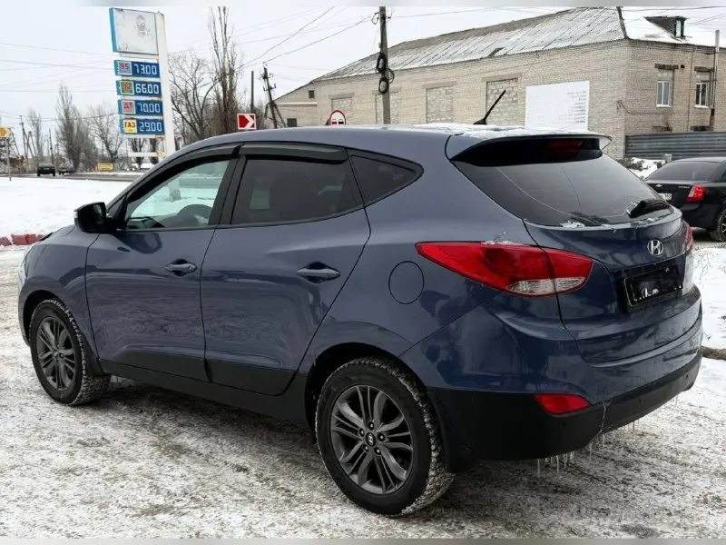 Продам hyundai ix35 (tucson) 2014г. двигатель 2l бензин (150л. с.) полный привод 4х4. коробка автомат isin 6. 1 владелец. зелёная автотека. ☎ +7949-634-22-65 автомобиль в отличном состоянии! кузов без гнили и ржавчины. без дтп. стекла родные. двигатель, коробка, техника, электрика все работает отлично, без вложений и проблем. обслуживался всегда у дилера, записи есть. чистый опрятный салон. комплектация: передние и боковые подушки безопасности, двух зонный климат контроль, штатная сенсорная мультимедиа с камерой заднего вида, полный электро пакет со складыванием зеркал, круиз контроль, мультируль, датчик света, датчик дождя, сигнализация, подогрев всех четырех сидений, блокировка приводов, помощь при спуске, анти блокировка тормозов, курсовая устойчивость и прочие элементы нужные в современном автомобиле. всё работает. новые зимние шины r17, на отличных литых дисках. с документами все в порядке. 💰🔥цена: 1 млн. 290 тыс. р 📞 🇷🇺 звоните: +79496342265 - фотография - 3
