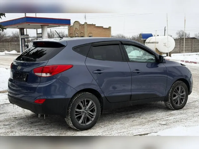 Продам hyundai ix35 (tucson) 2014г. двигатель 2l бензин (150л. с.) полный привод 4х4. коробка автомат isin 6. 1 владелец. зелёная автотека. ☎ +7949-634-22-65 автомобиль в отличном состоянии! кузов без гнили и ржавчины. без дтп. стекла родные. двигатель, коробка, техника, электрика все работает отлично, без вложений и проблем. обслуживался всегда у дилера, записи есть. чистый опрятный салон. комплектация: передние и боковые подушки безопасности, двух зонный климат контроль, штатная сенсорная мультимедиа с камерой заднего вида, полный электро пакет со складыванием зеркал, круиз контроль, мультируль, датчик света, датчик дождя, сигнализация, подогрев всех четырех сидений, блокировка приводов, помощь при спуске, анти блокировка тормозов, курсовая устойчивость и прочие элементы нужные в современном автомобиле. всё работает. новые зимние шины r17, на отличных литых дисках. с документами все в порядке. 💰🔥цена: 1 млн. 290 тыс. р 📞 🇷🇺 звоните: +79496342265 - фотография - 4