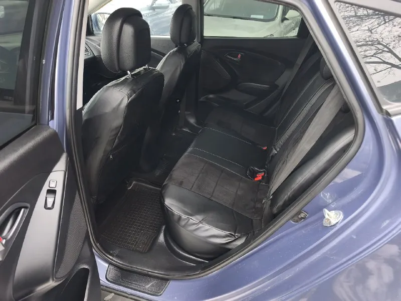 Продам hyundai ix35 (tucson) 2014г. двигатель 2l бензин (150л. с.) полный привод 4х4. коробка автомат isin 6. 1 владелец. зелёная автотека. ☎ +7949-634-22-65 автомобиль в отличном состоянии! кузов без гнили и ржавчины. без дтп. стекла родные. двигатель, коробка, техника, электрика все работает отлично, без вложений и проблем. обслуживался всегда у дилера, записи есть. чистый опрятный салон. комплектация: передние и боковые подушки безопасности, двух зонный климат контроль, штатная сенсорная мультимедиа с камерой заднего вида, полный электро пакет со складыванием зеркал, круиз контроль, мультируль, датчик света, датчик дождя, сигнализация, подогрев всех четырех сидений, блокировка приводов, помощь при спуске, анти блокировка тормозов, курсовая устойчивость и прочие элементы нужные в современном автомобиле. всё работает. новые зимние шины r17, на отличных литых дисках. с документами все в порядке. 💰🔥цена: 1 млн. 290 тыс. р 📞 🇷🇺 звоните: +79496342265 - фотография - 6