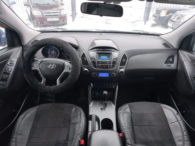 Продам hyundai ix35 (tucson) 2014г. двигатель 2l бензин (150л. с.) полный привод 4х4. коробка автомат isin 6. 1 владелец. зелёная автотека. ☎ +7949-634-22-65 автомобиль в отличном состоянии! кузов без гнили и ржавчины. без дтп. стекла родные. двигатель, коробка, техника, электрика все работает отлично, без вложений и проблем. обслуживался всегда у дилера, записи есть. чистый опрятный салон. комплектация: передние и боковые подушки безопасности, двух зонный климат контроль, штатная сенсорная мультимедиа с камерой заднего вида, полный электро пакет со складыванием зеркал, круиз контроль, мультируль, датчик света, датчик дождя, сигнализация, подогрев всех четырех сидений, блокировка приводов, помощь при спуске, анти блокировка тормозов, курсовая устойчивость и прочие элементы нужные в современном автомобиле. всё работает. новые зимние шины r17, на отличных литых дисках. с документами все в порядке. 💰🔥цена: 1 млн. 290 тыс. р 📞 🇷🇺 звоните: +79496342265 - фотография - 7