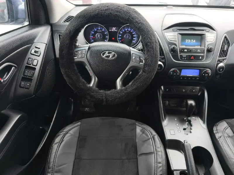 Продам hyundai ix35 (tucson) 2014г. двигатель 2l бензин (150л. с.) полный привод 4х4. коробка автомат isin 6. 1 владелец. зелёная автотека. ☎ +7949-634-22-65 автомобиль в отличном состоянии! кузов без гнили и ржавчины. без дтп. стекла родные. двигатель, коробка, техника, электрика все работает отлично, без вложений и проблем. обслуживался всегда у дилера, записи есть. чистый опрятный салон. комплектация: передние и боковые подушки безопасности, двух зонный климат контроль, штатная сенсорная мультимедиа с камерой заднего вида, полный электро пакет со складыванием зеркал, круиз контроль, мультируль, датчик света, датчик дождя, сигнализация, подогрев всех четырех сидений, блокировка приводов, помощь при спуске, анти блокировка тормозов, курсовая устойчивость и прочие элементы нужные в современном автомобиле. всё работает. новые зимние шины r17, на отличных литых дисках. с документами все в порядке. 💰🔥цена: 1 млн. 290 тыс. р 📞 🇷🇺 звоните: +79496342265 - фотография - 8