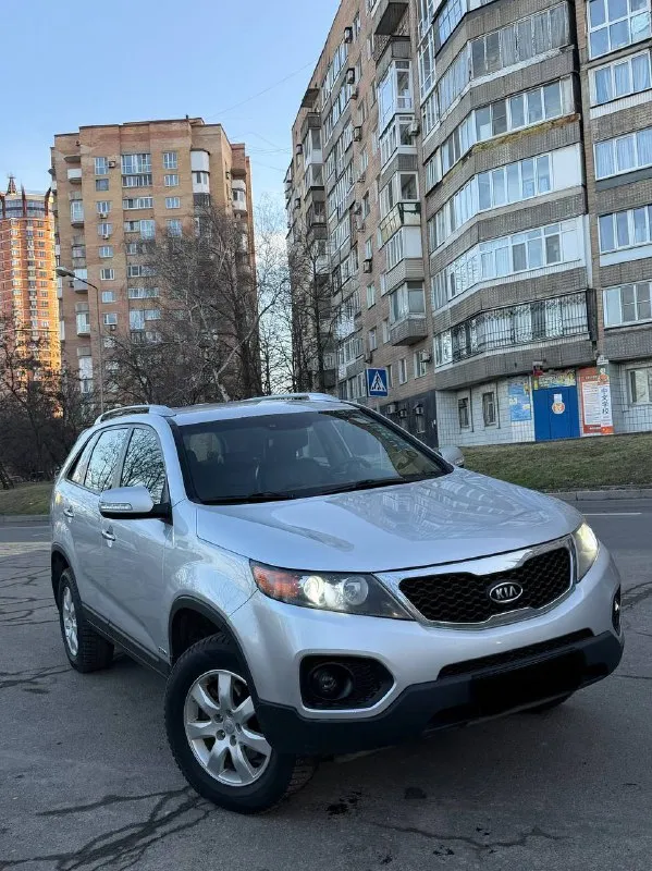 В продаже большой семейный автомобиль kia sorento 2012 года выпуска автомобиль на бензиновом двигателе объемом 2.4 литра, работает отлично никаких нареканий нет, также в полном порядке готов к любым проверкам! максимальная комплектация: бесключевой доступ, старт стоп, электро регулировки сидений, память сидений, 2-х зонный климат контроль, подогревы сидений, мульти руль, задние мониторы и тд. юридически абсолютно чистый автомобиль, возможен обмен и продажа в кредит! осмотр донецк цена: 1.340.000 ₽, торг быстрому покупателю! ☎️ +7 (949) 628-72-17 📞 звоните: +7(949)6287217 - фотография - 1