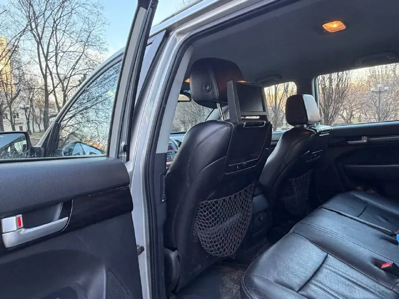 В продаже большой семейный автомобиль kia sorento 2012 года выпуска автомобиль на бензиновом двигателе объемом 2.4 литра, работает отлично никаких нареканий нет, также в полном порядке готов к любым проверкам! максимальная комплектация: бесключевой доступ, старт стоп, электро регулировки сидений, память сидений, 2-х зонный климат контроль, подогревы сидений, мульти руль, задние мониторы и тд. юридически абсолютно чистый автомобиль, возможен обмен и продажа в кредит! осмотр донецк цена: 1.340.000 ₽, торг быстрому покупателю! ☎️ +7 (949) 628-72-17 📞 звоните: +7(949)6287217 - фотография - 10