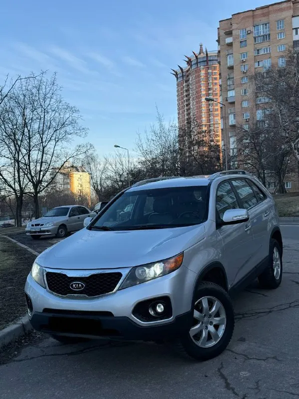 В продаже большой семейный автомобиль kia sorento 2012 года выпуска автомобиль на бензиновом двигателе объемом 2.4 литра, работает отлично никаких нареканий нет, также в полном порядке готов к любым проверкам! максимальная комплектация: бесключевой доступ, старт стоп, электро регулировки сидений, память сидений, 2-х зонный климат контроль, подогревы сидений, мульти руль, задние мониторы и тд. юридически абсолютно чистый автомобиль, возможен обмен и продажа в кредит! осмотр донецк цена: 1.340.000 ₽, торг быстрому покупателю! ☎️ +7 (949) 628-72-17 📞 звоните: +7(949)6287217 - фотография - 2