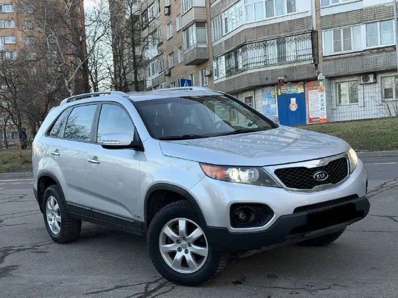 В продаже большой семейный автомобиль kia sorento 2012 года выпуска автомобиль на бензиновом двигателе объемом 2.4 литра, работает отлично никаких нареканий нет, также в полном порядке готов к любым проверкам! максимальная комплектация: бесключевой доступ, старт стоп, электро регулировки сидений, память сидений, 2-х зонный климат контроль, подогревы сидений, мульти руль, задние мониторы и тд. юридически абсолютно чистый автомобиль, возможен обмен и продажа в кредит! осмотр донецк цена: 1.340.000 ₽, торг быстрому покупателю! ☎️ +7 (949) 628-72-17 📞 звоните: +7(949)6287217 - фотография - 3