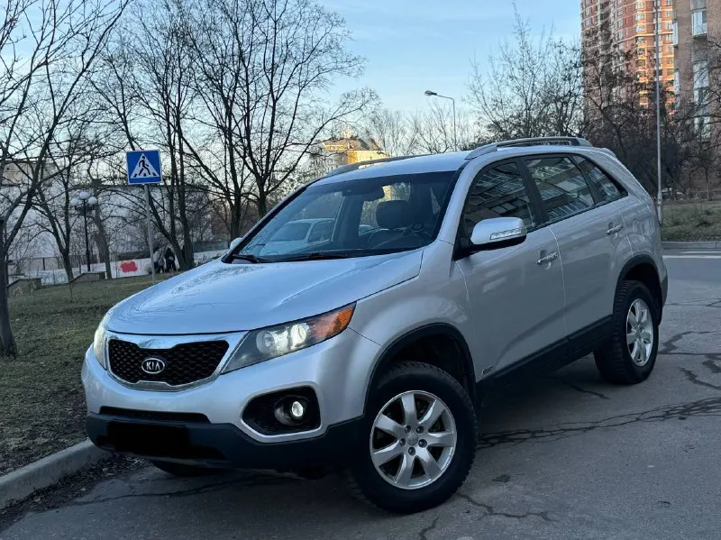 В продаже большой семейный автомобиль kia sorento 2012 года выпуска автомобиль на бензиновом двигателе объемом 2.4 литра, работает отлично никаких нареканий нет, также в полном порядке готов к любым проверкам! максимальная комплектация: бесключевой доступ, старт стоп, электро регулировки сидений, память сидений, 2-х зонный климат контроль, подогревы сидений, мульти руль, задние мониторы и тд. юридически абсолютно чистый автомобиль, возможен обмен и продажа в кредит! осмотр донецк цена: 1.340.000 ₽, торг быстрому покупателю! ☎️ +7 (949) 628-72-17 📞 звоните: +7(949)6287217 - фотография - 4