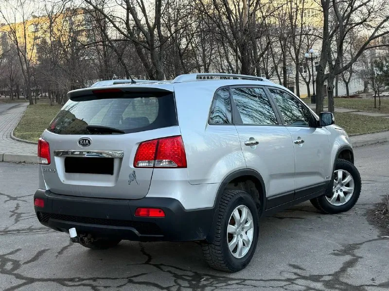 В продаже большой семейный автомобиль kia sorento 2012 года выпуска автомобиль на бензиновом двигателе объемом 2.4 литра, работает отлично никаких нареканий нет, также в полном порядке готов к любым проверкам! максимальная комплектация: бесключевой доступ, старт стоп, электро регулировки сидений, память сидений, 2-х зонный климат контроль, подогревы сидений, мульти руль, задние мониторы и тд. юридически абсолютно чистый автомобиль, возможен обмен и продажа в кредит! осмотр донецк цена: 1.340.000 ₽, торг быстрому покупателю! ☎️ +7 (949) 628-72-17 📞 звоните: +7(949)6287217 - фотография - 5