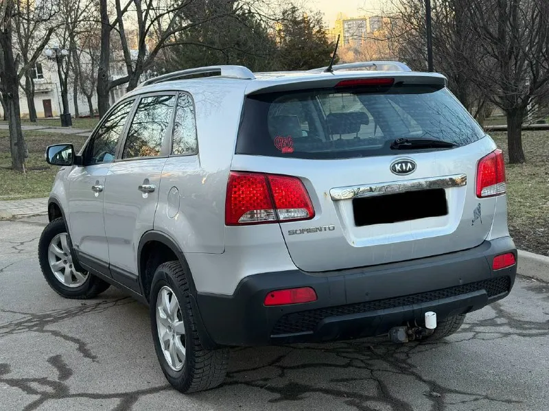 В продаже большой семейный автомобиль kia sorento 2012 года выпуска автомобиль на бензиновом двигателе объемом 2.4 литра, работает отлично никаких нареканий нет, также в полном порядке готов к любым проверкам! максимальная комплектация: бесключевой доступ, старт стоп, электро регулировки сидений, память сидений, 2-х зонный климат контроль, подогревы сидений, мульти руль, задние мониторы и тд. юридически абсолютно чистый автомобиль, возможен обмен и продажа в кредит! осмотр донецк цена: 1.340.000 ₽, торг быстрому покупателю! ☎️ +7 (949) 628-72-17 📞 звоните: +7(949)6287217 - фотография - 6