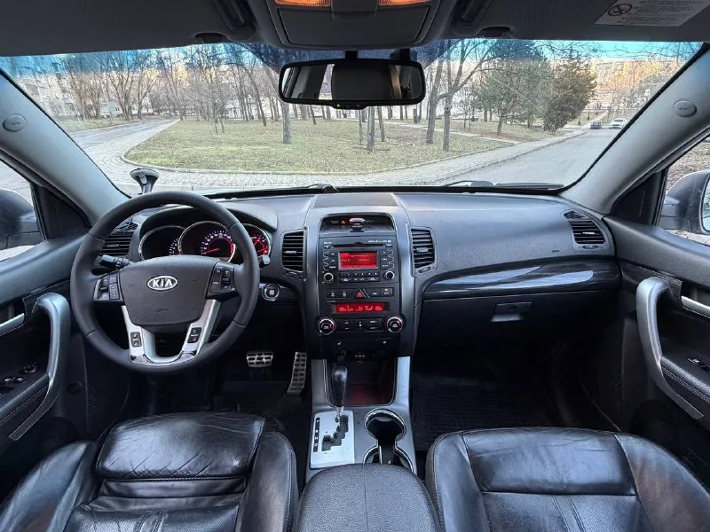 В продаже большой семейный автомобиль kia sorento 2012 года выпуска автомобиль на бензиновом двигателе объемом 2.4 литра, работает отлично никаких нареканий нет, также в полном порядке готов к любым проверкам! максимальная комплектация: бесключевой доступ, старт стоп, электро регулировки сидений, память сидений, 2-х зонный климат контроль, подогревы сидений, мульти руль, задние мониторы и тд. юридически абсолютно чистый автомобиль, возможен обмен и продажа в кредит! осмотр донецк цена: 1.340.000 ₽, торг быстрому покупателю! ☎️ +7 (949) 628-72-17 📞 звоните: +7(949)6287217 - фотография - 7