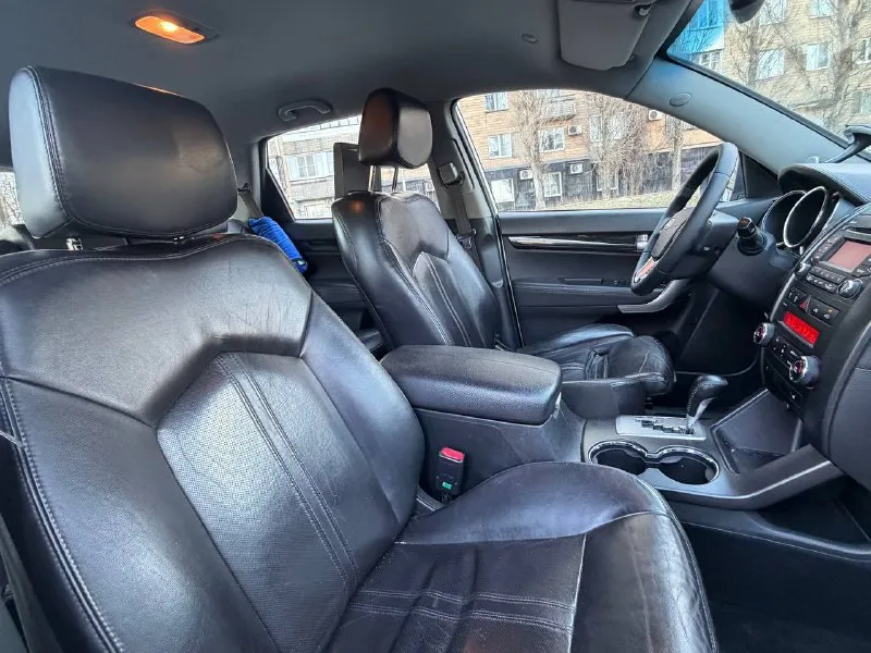 В продаже большой семейный автомобиль kia sorento 2012 года выпуска автомобиль на бензиновом двигателе объемом 2.4 литра, работает отлично никаких нареканий нет, также в полном порядке готов к любым проверкам! максимальная комплектация: бесключевой доступ, старт стоп, электро регулировки сидений, память сидений, 2-х зонный климат контроль, подогревы сидений, мульти руль, задние мониторы и тд. юридически абсолютно чистый автомобиль, возможен обмен и продажа в кредит! осмотр донецк цена: 1.340.000 ₽, торг быстрому покупателю! ☎️ +7 (949) 628-72-17 📞 звоните: +7(949)6287217 - фотография - 8