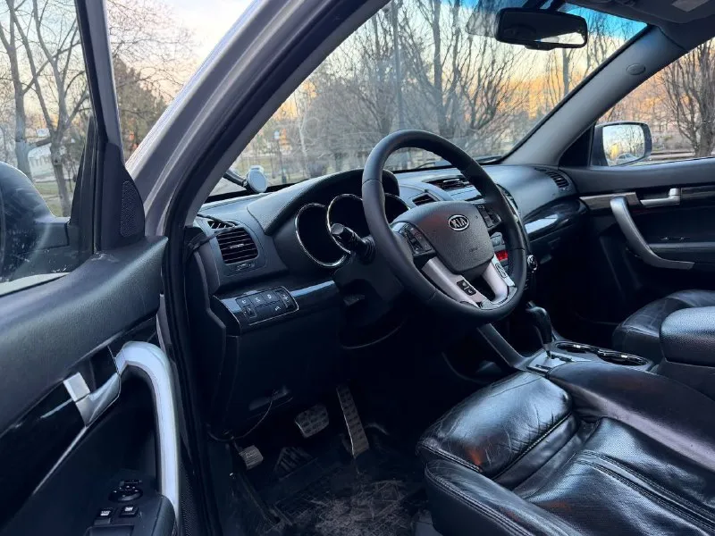 В продаже большой семейный автомобиль kia sorento 2012 года выпуска автомобиль на бензиновом двигателе объемом 2.4 литра, работает отлично никаких нареканий нет, также в полном порядке готов к любым проверкам! максимальная комплектация: бесключевой доступ, старт стоп, электро регулировки сидений, память сидений, 2-х зонный климат контроль, подогревы сидений, мульти руль, задние мониторы и тд. юридически абсолютно чистый автомобиль, возможен обмен и продажа в кредит! осмотр донецк цена: 1.340.000 ₽, торг быстрому покупателю! ☎️ +7 (949) 628-72-17 📞 звоните: +7(949)6287217 - фотография - 9