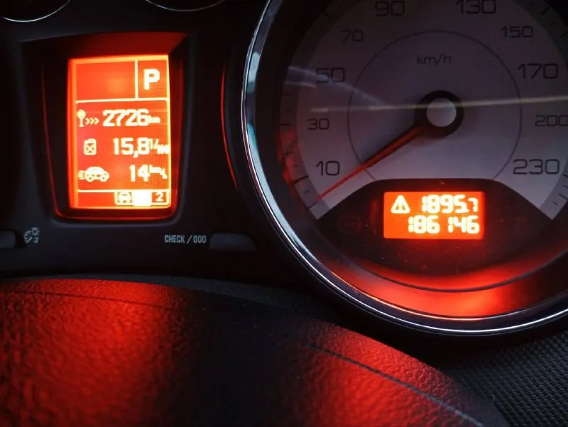 Продам peugeot 308, 2008 г. коробка автомат 2 комплекта резины (зима, лето) цена 480 000₽ торг +79494322175 эдуард машина в донецке 📞 звоните: +7(949)4322175 - фотография - 5