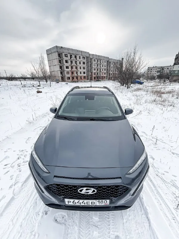 Срочно 🚨 2018 год. цена 1.480 000 р. продам компактный свежий, недорогой продам компактный свежий, недорогой в обслуживании кроссовер подойдет как для девушки так и для семьи hyundai kona 2018 года, мотор 2.0, коробка автомат 6 ст aisin родной пробег 156 000 км машина в хорошем состоянии без вложений расход автомобиля 7.5 литров ! из недавнего поменяно масло в двс, муфте полного привода, переднем редукторе, заднем редукторе, так же поменяли колодки в круг ! на данный момент вложений машина не требует ! комплектация полный привод блокировка помощь при спуске с горы старт стоп бесключевой доступ мульти руль кондиционер камера заднего вида подогрев сидений блютус документы в полном порядке тех осмотр на автомобиль пройден, можно сразу поставить на учет цена 1.480 000 р. тел. +79494328750 (если нет связи пишите на телеграмм я перезвоню ) территориально г. ждановка 📞 🇷🇺 звоните: +79494328750 - фотография - 2