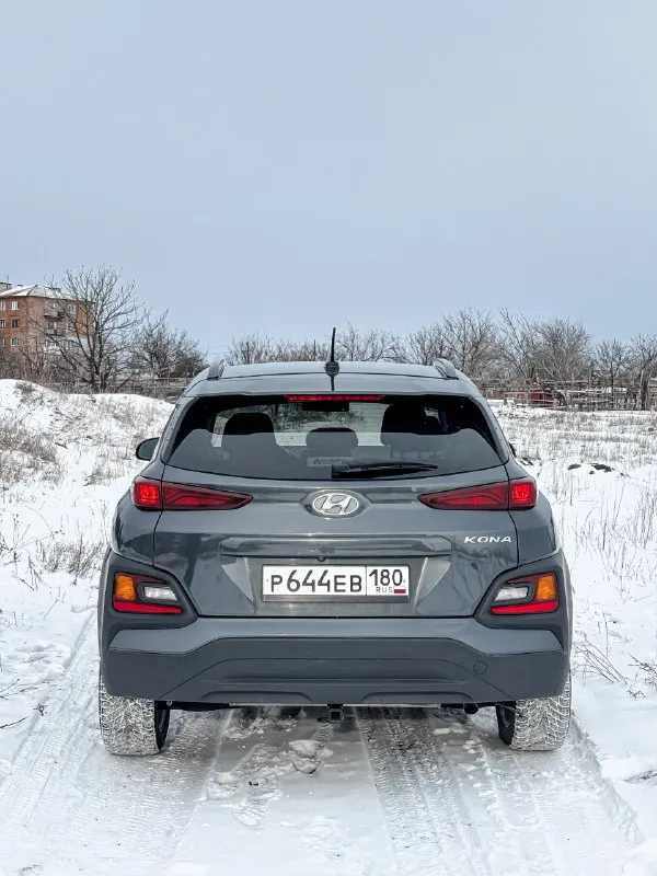 Срочно 🚨 2018 год. цена 1.480 000 р. продам компактный свежий, недорогой продам компактный свежий, недорогой в обслуживании кроссовер подойдет как для девушки так и для семьи hyundai kona 2018 года, мотор 2.0, коробка автомат 6 ст aisin родной пробег 156 000 км машина в хорошем состоянии без вложений расход автомобиля 7.5 литров ! из недавнего поменяно масло в двс, муфте полного привода, переднем редукторе, заднем редукторе, так же поменяли колодки в круг ! на данный момент вложений машина не требует ! комплектация полный привод блокировка помощь при спуске с горы старт стоп бесключевой доступ мульти руль кондиционер камера заднего вида подогрев сидений блютус документы в полном порядке тех осмотр на автомобиль пройден, можно сразу поставить на учет цена 1.480 000 р. тел. +79494328750 (если нет связи пишите на телеграмм я перезвоню ) территориально г. ждановка 📞 🇷🇺 звоните: +79494328750 - фотография - 4