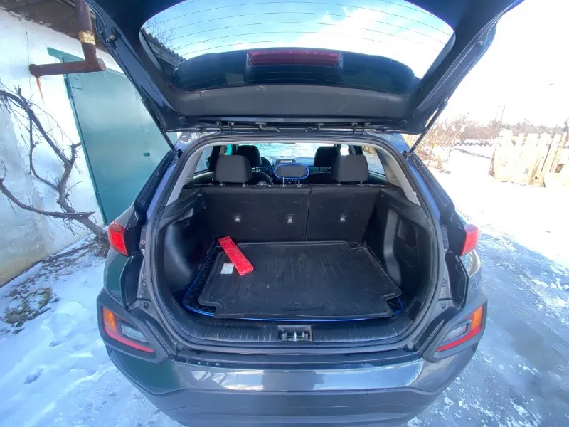 Срочно 🚨 2018 год. цена 1.480 000 р. продам компактный свежий, недорогой продам компактный свежий, недорогой в обслуживании кроссовер подойдет как для девушки так и для семьи hyundai kona 2018 года, мотор 2.0, коробка автомат 6 ст aisin родной пробег 156 000 км машина в хорошем состоянии без вложений расход автомобиля 7.5 литров ! из недавнего поменяно масло в двс, муфте полного привода, переднем редукторе, заднем редукторе, так же поменяли колодки в круг ! на данный момент вложений машина не требует ! комплектация полный привод блокировка помощь при спуске с горы старт стоп бесключевой доступ мульти руль кондиционер камера заднего вида подогрев сидений блютус документы в полном порядке тех осмотр на автомобиль пройден, можно сразу поставить на учет цена 1.480 000 р. тел. +79494328750 (если нет связи пишите на телеграмм я перезвоню ) территориально г. ждановка 📞 🇷🇺 звоните: +79494328750 - фотография - 8