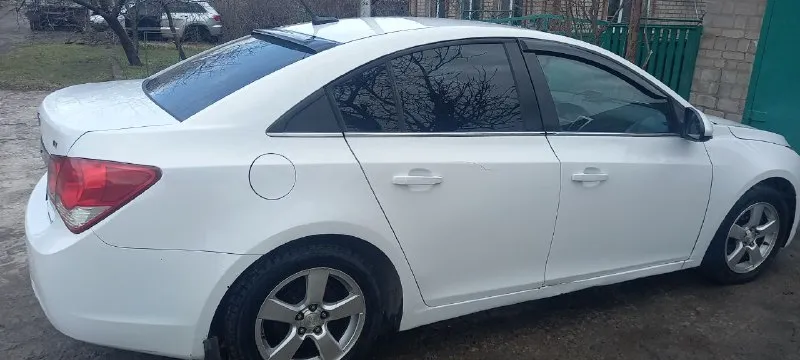 Продам chevrolet круз 1,4 турбина. 2013г. 6ти ступка. пробег 240тыс. все кнопки работают, кондиционер работает. требует немного внимания. цена 700 тыс. торг присутствует. тел. +79497109858 📞 звоните: +7(949)7109858 - фотография - 4