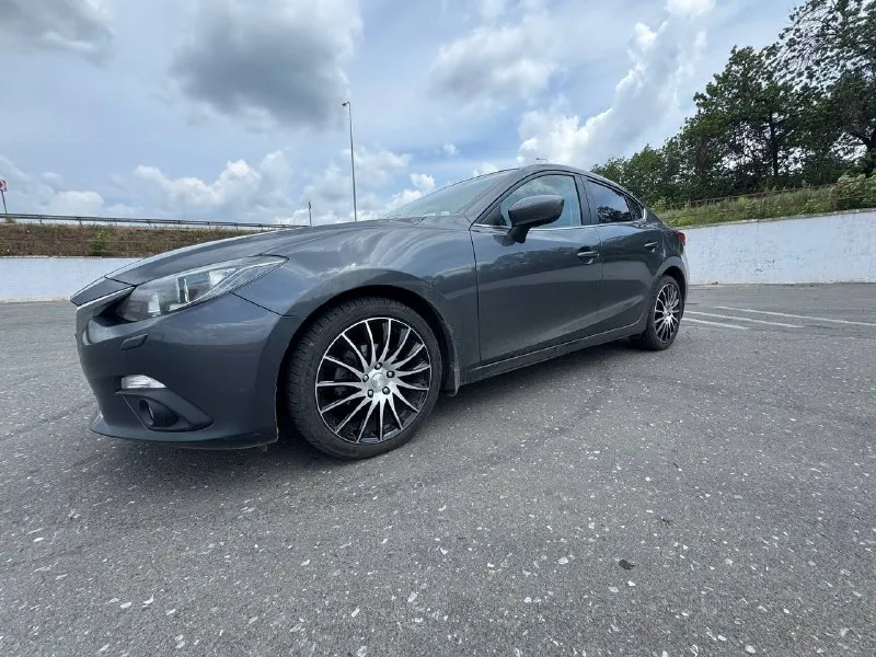Продаётся mazda 3 2014 года выпуска. пробег 145 тысяч километров. машина полностью обслужена, вложений не требует. недавно было сделано то. отличный вариант для повседневного использования. состояние: сел-поехал. цена 1 280 000 рублей. машина находится в донецке. осмотр в центре города. в комплект отдам зимнюю резину и диски (на последнем фото). все подробности по телефону: +79888959651 или в тг - фотография - 8